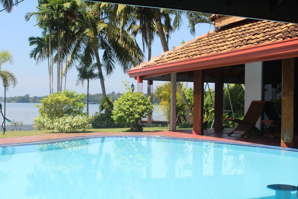 Blue Water Villa ピリヤンダラ エクステリア 写真