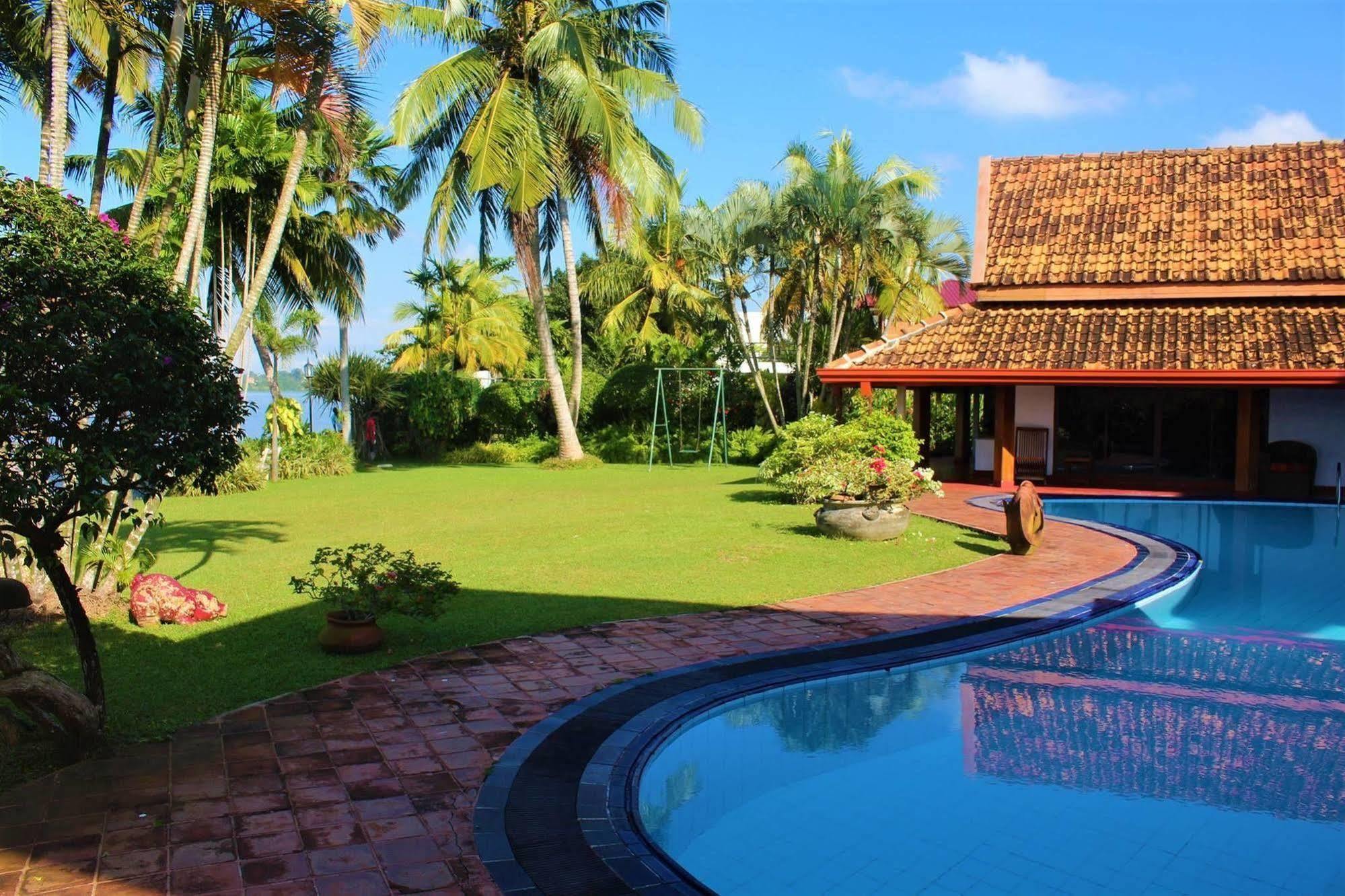 Blue Water Villa ピリヤンダラ エクステリア 写真